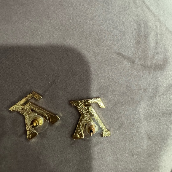 🔥❤️Valentine’s Day❤️🔥Louis Vuitton gold rhinestone stud earrings - Picture 2 of 2